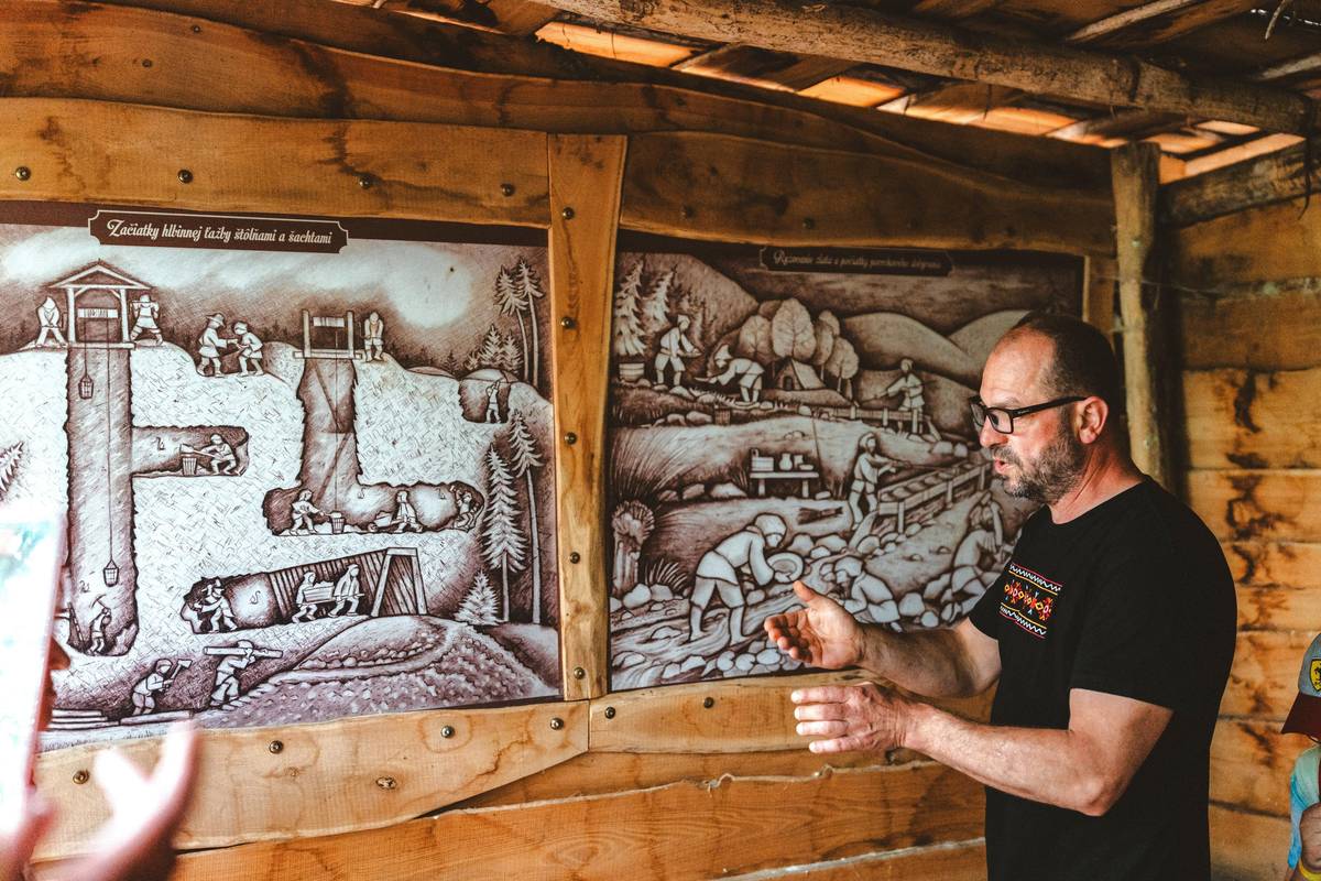 Komentovaná vychádzka S BANÍKOM ZA HISTÓRIOU Oblastná organizácia cestovného ruchu @Región GRON vás srdečne pozýva na jedinečnú komentovanú vychádzku s baníkom Branislavom Medveďom po Banskom náučnom chodníku v Novej Bani. Počas tejto vychádzky sa vydáte po trase A, ktorá vedie malebným lesom v oblasti Mýtneho vrchu a Gupne. Prehliadka vám poskytne hlbší pohľad do histórie baníctva, obohatený odborným výkladom skúseného baníka. Termín podujatia: sobota 14. februára 2026 o 10:00 hod. Vstupenky je možné zakúpiť a získať viac informácií na stránke: https://zazitky.zahoramizadolami.sk/sk/s-banikom-za-historiou-trasa-a Nezmeškajte príležitosť spoznať históriu baníctva v nádhernom prostredí Novej Bane v sprievode profesionála. Tešíme sa na vašu účasť!