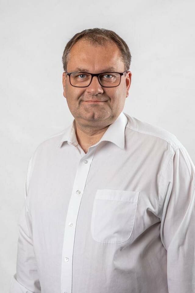 Milí spoluobčané, letošní zima nám připomíná, co jsme možná za posledních pár let už trochu zapomněli – sníh a mráz. Ale také lyže, saně a brusle. Byla radost sledovat, jak si to umíme užít. Všechny ledové plochy plné bruslařů, na každém kopečku sáňkující a bobující děti, lesem se proháněly desítky běžkařů. Samozřejmě vše má i druhou stranu, v tomto případě je jí údržba komunikací a chodníků, ale i to se s nasazením všech sil naší údržby i dodavatele postupně zvládalo.    A všem za to dík. Zimní období má ale i svou praktickou stránku: je to čas vegetačního klidu. Rád bych proto poprosil všechny vlastníky pozemků, aby této doby využili k úpravě stromů a keřů, které zasahují do veřejného prostoru – do chodníků, komunikací, nebo zakrývají dopravní značky či brání výhledu na křižovatkách. Přispějete tím k vyšší bezpečnosti chodců i řidičů a koneckonců i k lepšímu vzhledu naší městské části. Děkuji, i za úřad se budeme snažit svou část tohoto úkolu také splnit. Závěrem bych vás rád pozval na tradiční Masopust, který již po pětadvacáté pořádá spolek Sosák. Tentokrát se koná v sobotu 14. února. My z Újezda se sejdeme u rybníka v Dubinské ulicia pak se vydáme do Sibřiny. Oblečte kostýmy, nandejte masky a přijďte se pobavit, bude to úžasná akce jako každý rok. A hned týden poté se můžeme potkat na vepřových hodech, které připravili naši dobrovolní hasiči. I když je únor krátký, užijte si ho a pak už se společně můžeme těšit na jaro.