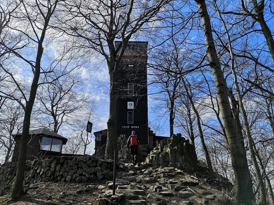 K rozhledně Vlčí hora je, v rámci rekonstrukce po požáru, potřeba dostat stavební materiál.  Spojme síly a pojďme to pojmout jako sportovní akci s dobročinným přesahem! Konkrétně je třeba vynosit 800 kusů 25 kg vážících pytlů s cementovou směsí na posledním části trasy k rozhledně, cca130 m. Motivací budiž nejen tento dobrý skutek ale i to, že za každý odnesený pytel odložíme 20 Kč na podporu Tomáškova příBĚHu. Akce 3v1! 1. Zasportujete si 2. Pomůžete s rekonstrukcí Vlčí hory 3. Podpoříte Tomáškův příBĚH Akci podporuje Klub českých turistů a město Krásná Lípa. Brzy zveřejníme podrobnosti! Registrovat se můžete zde https://forms.gle/VfkBHvEkPozj7xFv5