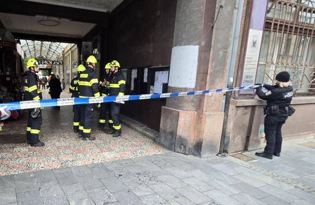Aktualizujeme předešlou tiskovou zprávu: Magistrát města Přerova, který se nachází v pasáži, bude přístupný z Palackého ulice. O průchodu pasáží rozhodne po zásahu hasičů statik - o výsledku budeme informovat.