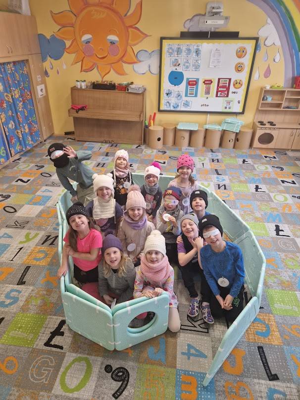 V měsíci únoru se naše děti vydaly na dobrodružnou výpravu za Eskymáky. Na cestu si vyrobily brýle do sněhové vánice, postavily iglú i inuitské inukšuky, dělaly pokusy s ledem i sněhem, lovily ryby a cvičily s tučňáky. V závěru naší výpravy byly odměněny eskymáckou pochoutkou - nanukem:)