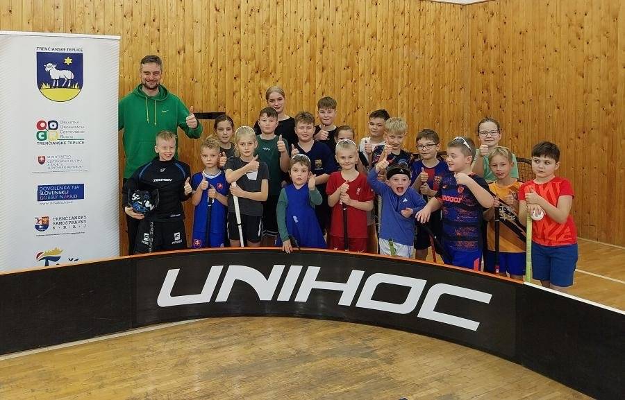 Mesto Trenčianske Teplice dlhodobo podporuje rozvoj športových aktivít pre všetky vekové kategórie – od najmenších až po seniorov. Dôkazom tejto podpory je aj najnovšia investícia do Florbalového klubu Trenčianske Teplice, ktorému mesto zakúpilo nové okrúhle mantinely k existujúcim mantinelovým panelom v hodnote 1 055 eur. Vďaka tejto investícii môžu mladí florbalisti absolvovať tréningy na profesionálnom ihrisku, ktoré je prispôsobené ich veku a potrebám. Klub sa v súčasnosti teší veľkému záujmu a navštevuje ho približne 35 detí vo veku od 4 do 10 rokov. Florbalový klub Trenčianske Teplice pod vedením Tomáša Voleka, kladie dôraz najmä na nábor najmladších hráčov už od 4 rokov. Tréningy sú preto vedené hravou formou, zameranou na rozvoj pohybových schopností, koordinácie a základných návykov práce s florbalovou hokejkou. Deti sa učia základy športu prirodzene, prostredníctvom hier a zábavných cvičení. Florbal sa v posledných rokoch stáva čoraz populárnejším športom, ktorému sa venujú chlapci aj dievčatá. Okrem pohybu a športového rozvoja ponúka deťom aj možnosť byť súčasťou kolektívu, budovať priateľstvá a zdravé športové návyky. Ak má vaše dieťa záujem o aktívne trávenie voľného času v priateľskom prostredí plnom pohybu a zábavy, bližšie informácie o prihlásení získate na telefónnom čísle 0903 904 369.