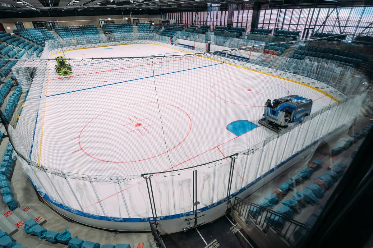 Po dvaadvaceti měsících je dokončená komplexní rekonstrukce zimního stadionu v Třebíči. Aktuálně trénuje v prostorách vonících novotou mládež. Horácká Slavia připravuje v brzké době také veřejné bruslení. Zároveň je od včerejšího odpoledne znovu zprovozněno parkoviště za zimním stadionem, v ulici Kateřiny z Valdštejna. Více informací a fotogalerii ze stadionu najdete na městském webu ZDE.