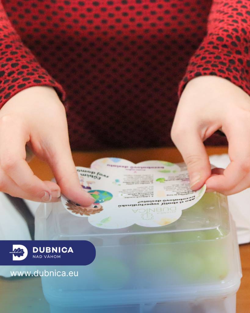 Osvetová kampaň zameraná na desiate bez zbytočných obalov prebieha v rámci iniciatívy Zelenšia Dubnica na všetkých základných školách v Dubnici nad Váhom. Mesto sa ju rozhodlo podporiť edukatívnymi záložkami do kníh a nálepkami na obedové boxy.