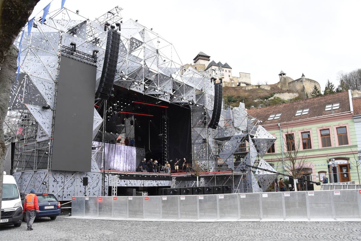 Všimli ste si, že gigantické pódium, ktoré vyrástlo v centre nášho mesta pripomína hradné bralo? Nechýba na ňom ani zobrazenie rímskeho nápisu z roku 179. Je to takzvané kamenné srdce, srdce a pamäť Trenčína. Výstavba a konštrukcia hlavného pódia na Mierovom námestí bola teda inšpirovaná hradným bralom a geniom loci Trenčína. Mimochodom, viete, z čoho je postavené toto pódium? [...]Čítať viac...