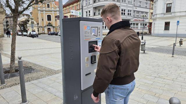 Řidiče v Přerově čeká od letošního března změna v systému placeného parkování. Hlavní novinkou je přechod na plně digitální parkovací systém a ukončení vydávání papírových parkovacích lístků. Technické služby města Přerova kvůli této změně vymění jedenáct parkovacích automatů.                               Číst dál...