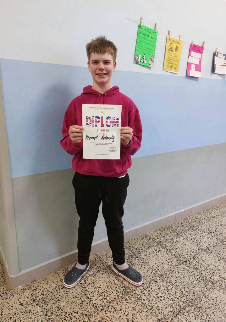 Přemek Řetovský, žák 7. třídy, se stal úspěšným účastníkem okresního kola olympiády z anglického jazyka, kde obsadil vynikající 3. místo. Tento úspěch dokládá jeho talent a píli v oblasti jazykového vzdělávání.