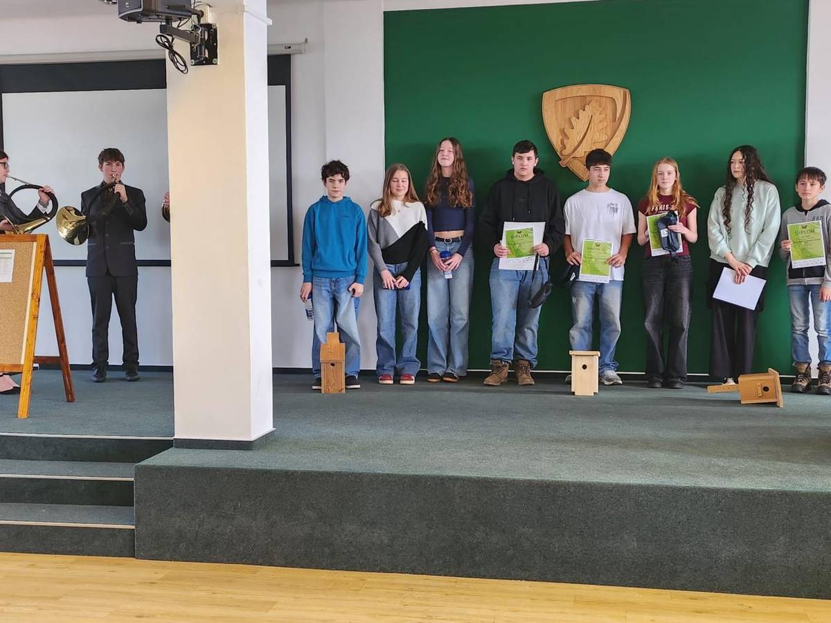 Čtvrtek 12.2. byl bohatý na úspěchy našich žáků. Leona Pátková vyhrála svou kategorii v olympiádě z anglického jazyka a postupuje do krajského kola. Družstvo na soutěži YPEF obsadilo druhé místo.