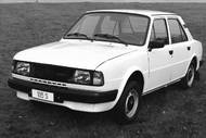 Škoda 105 S posledního výrobního období se lišila obdélníkovými světlomety staršího typu