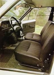 Černé a téměř neprodyšné potahy sedadel přinášely trable zejména v horkých letních dnech. Model 105 S měl namísto kulatých přístrojů jeden sdružený