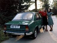 Specifická zelená barva karosérie patřila ke stálicím nabídky Škody v prvním produkčním období řady 742. Třeba se líbila i přítomným slečnám…