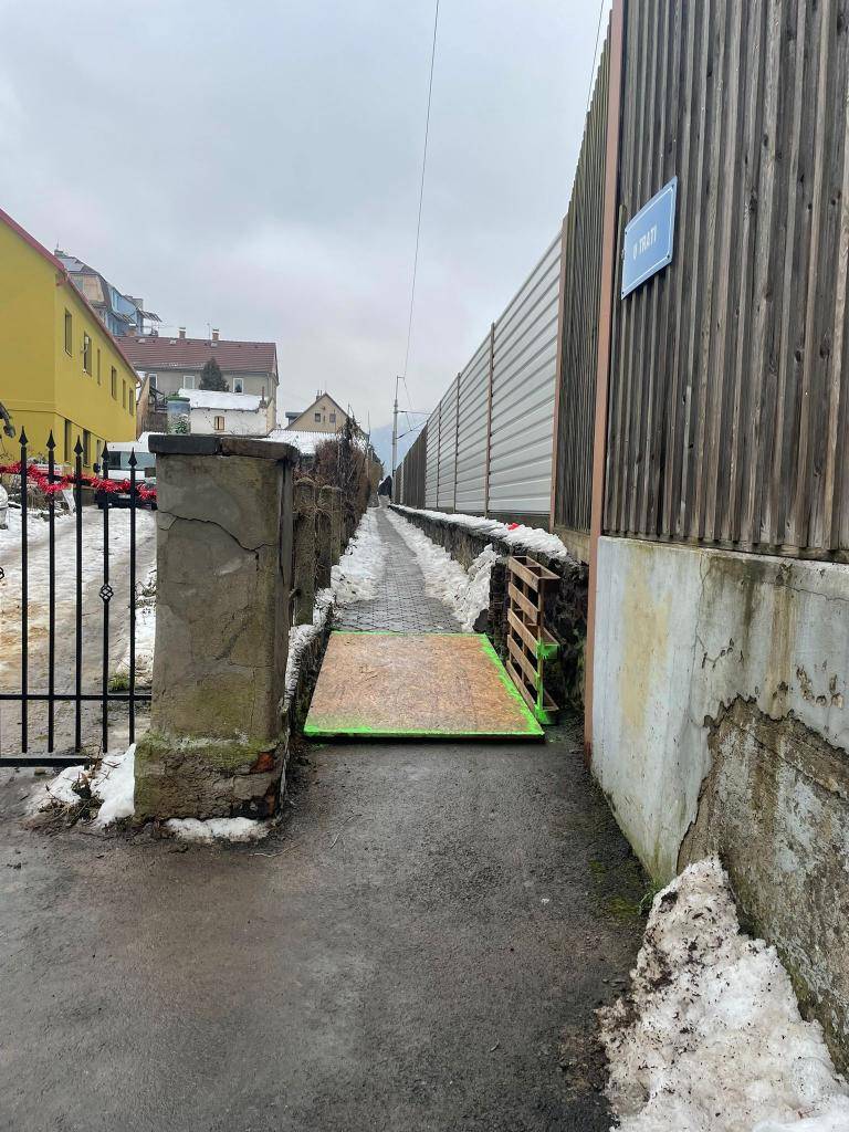 V pondělí 15.02.2026 bude v uličce U Trati zahájena rekonstrukce havarijní kanalizace. Staveniště bude umístěno u moštárny a veškeré práce provádí firma Emvipro pro SVS a.s.