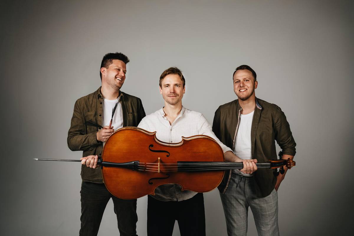 Již za tři týdny proběhne další koncert skvělého folkového písničkáře Pavla Čadka, který vystoupí se svým Úcellovým triem u nás na Sokecu. Budeme rádi, když přijdete! 🙂 Vstupenky zde:  https://www.smsticket.cz/vstupenky/64816-muzika-na-sokecu-pavel-cadek-a-ucellova-skupina-sokec-hrusovany-u-brna