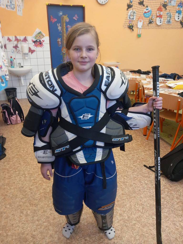 Zkoušíme hokejovou výstroj a fandíme.