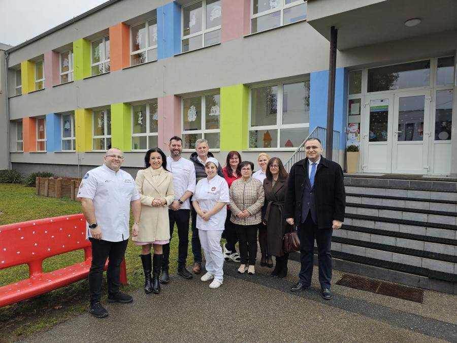 Zrekonštruovaná škôlka a jej kuchyňa v Dolných Kočkovciach môže byť inšpiráciou aj pre iné samosprávy. Kuchyňa prešla modernizáciou a v súčasnosti dis...