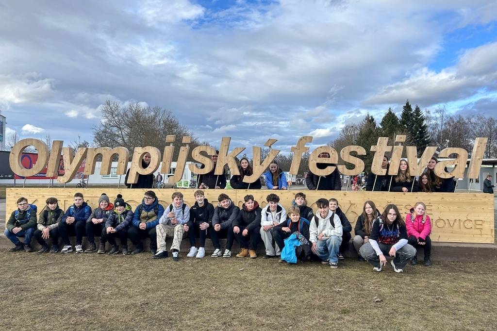 Dnes 12. února jsme se žáky 7., 8. a 9. třídy navštívili Olympijský festival v Českých Budějovicích.