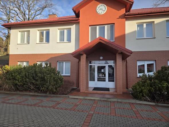 Obec Hať nabízí k pronájmu nebytový prostor k provozování služeb v centru obce, bližší info na 595 020 667, 595 020 664.