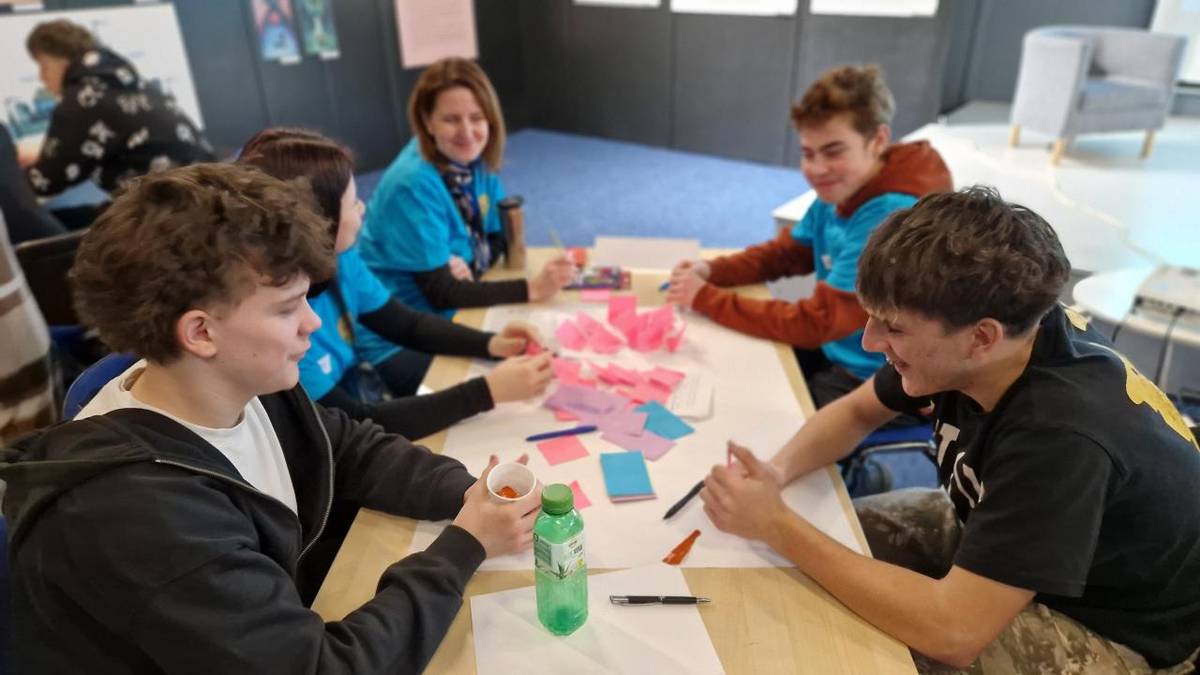 Žiaci majú za sebou druhý deň Školy inovácií v Piešťanoch a z pôvodne pomenovaných problémov sa začínajú rodiť konkrétne riešenia.