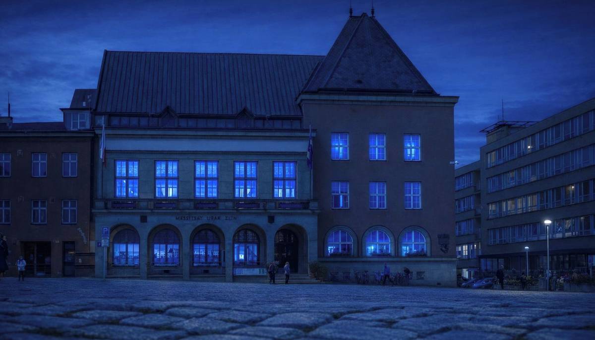 Zlín – Zlínská radnice se 15. února rozsvítí modře na podporu lidí s Angelmanovým syndromem.