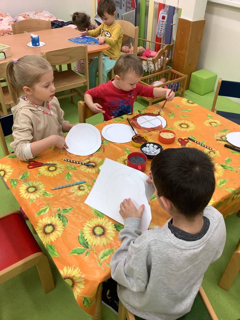 Období masopustu si děti naplno užily! Tvořili jsme koláče a koblížky z papíru, modelovali jsme jitrnice, koblihy a koláče, provětrali jsme sváteční oblečení na školkovém plese a pestrý týden ukončili dramatizací pohádky O koblížkovi.