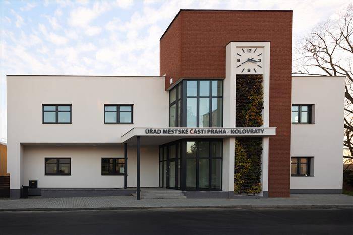 Středočeský kraj hodlá začít budovat kruhový objezd již na jaře, což by mělo trvat devět měsíců. Jízda po Říčanské má zůstat zachována po celou dobu stavby v obou směrech. V určité fázi však dojde ke zjednosměrnění a někdy úplnému uzavření ulice Kolovratská (pokračování ulice K Říčanům). Snahou je dojednat, aby alespoň vozidla stavby dálničního okruhu měla možnost vždy projíždět v původní trase, aby komunikace uvnitř městské části nebyly ještě více zatěžovány.  Plánek je v příloze. Nové dostupné informace budou průběžně zveřejňovány.