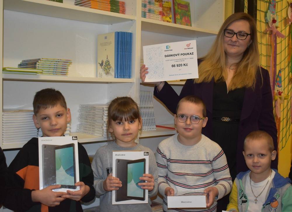Cenný dar, který pomůže dětem při vzdělávání, převzala tento týden ZŠ Dvořákova od nadace EDUFUTURE. Jde o jedenáct tabletů a 300 licencí ke vzdělávacím kurzům Red Monster v celkové hodnotě 67 tisíc korun. Přijetí daru už minulý týden schválila rada města.