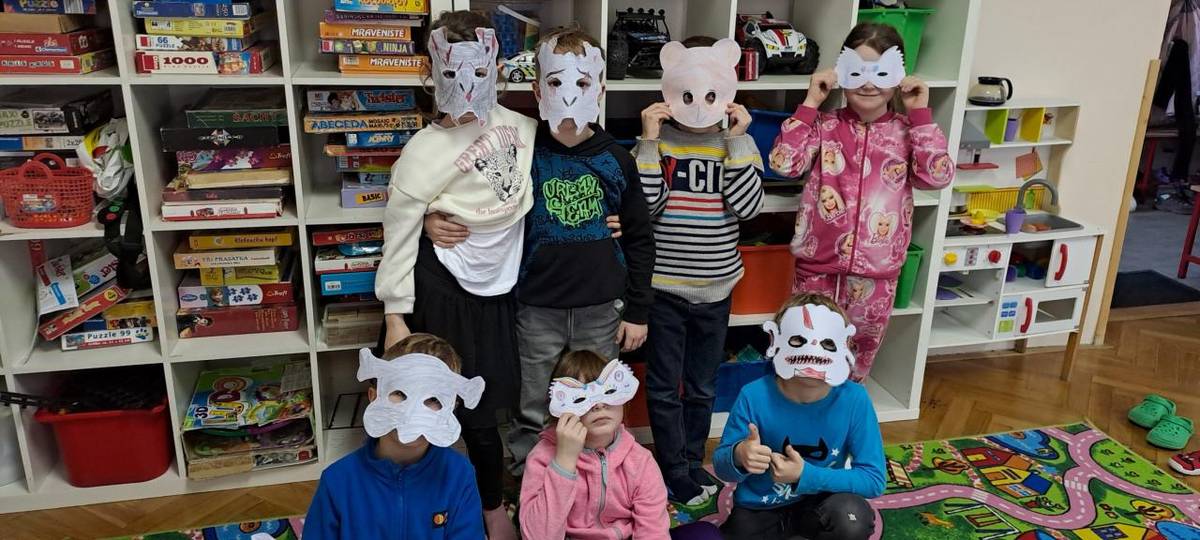 Děti si v družině vyráběly masky na masopustní průvod. Moc se jim povedly.