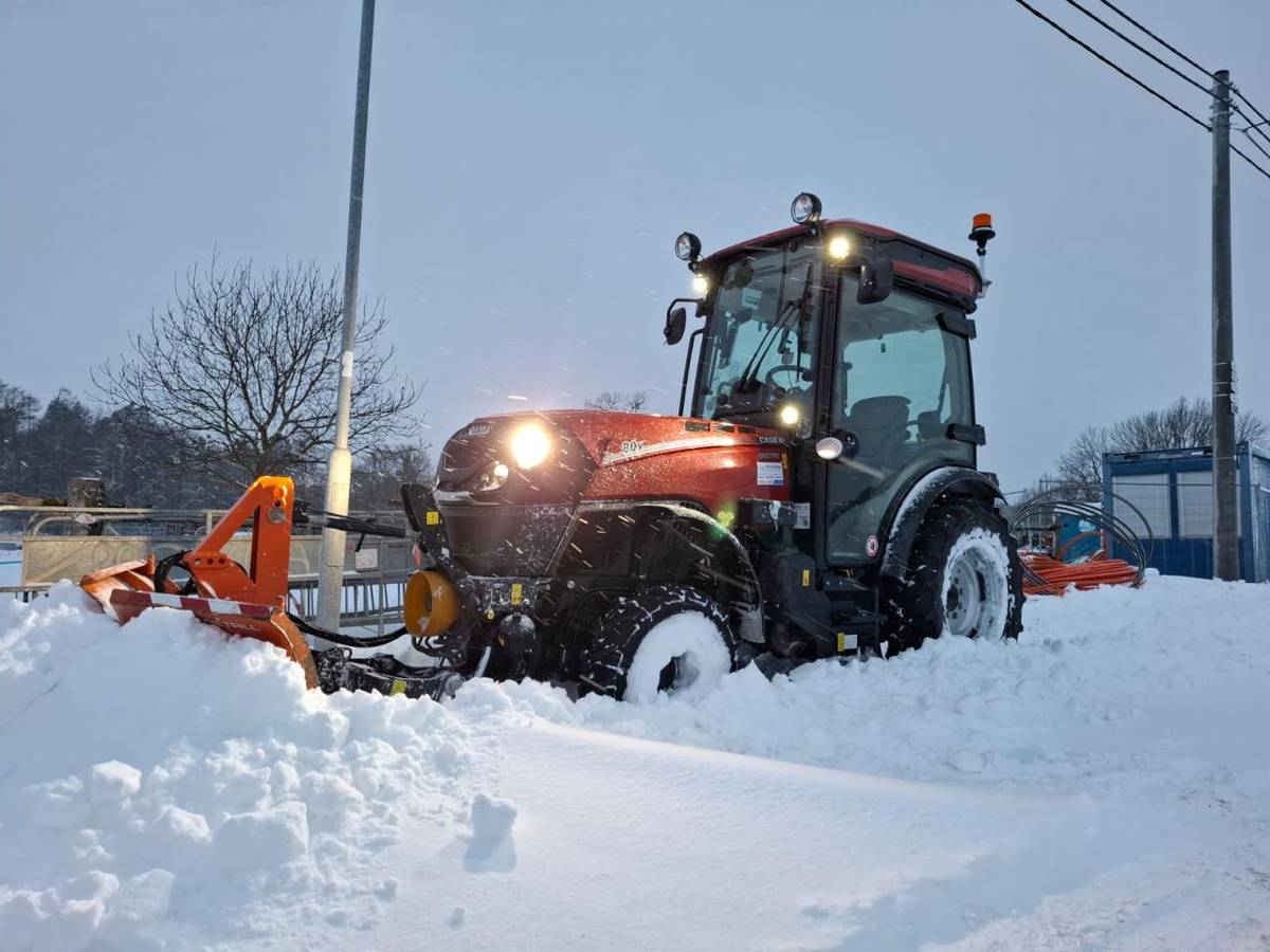Sněžení na cestě!  Chlapi z technické už jsou v pohotovosti  Prosíme – přeparkujte auta mimo silnici, ať můžeme v klidu odhrnout!