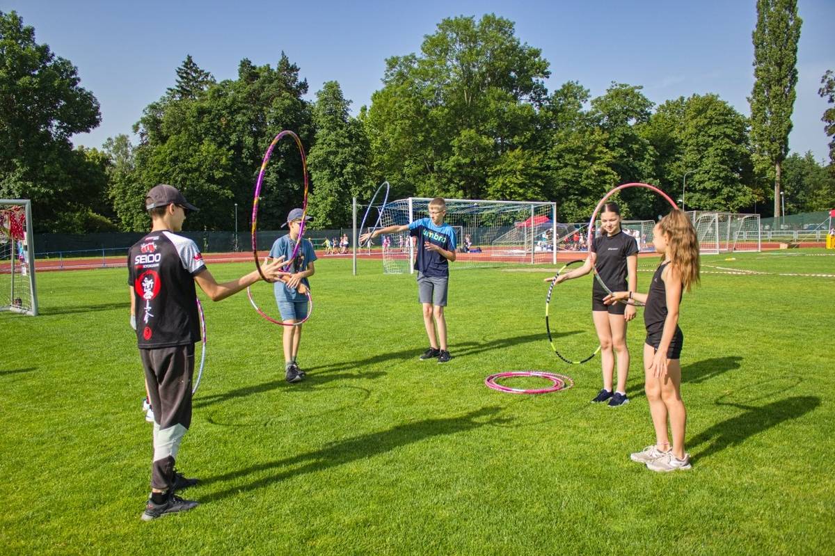 Město hledá nové kolegy do projektu Asistent pro volný čas dětí a mládeže v období duben, květen, červen a září. Pracuje se v pracovních dnech vždy od 15.00 do 19.00 hodin ve sportovních areálech základních škol Letní pole, Purkyňova, Na Vyhlídce a Tyršova. Na každé škole působí dva asistenti, kteří se po týdnu střídají. Forma spolupráce: dohoda o provedení práce Odměna: 170 Kč za hodinu Náplň práce:  zapůjčování sportovního vybavení dětem a mládeži dohled nad správným používáním a kontrola proti poškození či ztrátě pomůcek zajištění bezpečnosti dětí během her a sportovních aktivit  Více informací poskytne koordinátorka projektu Věra Legnerová na telefonu 517 301 295.