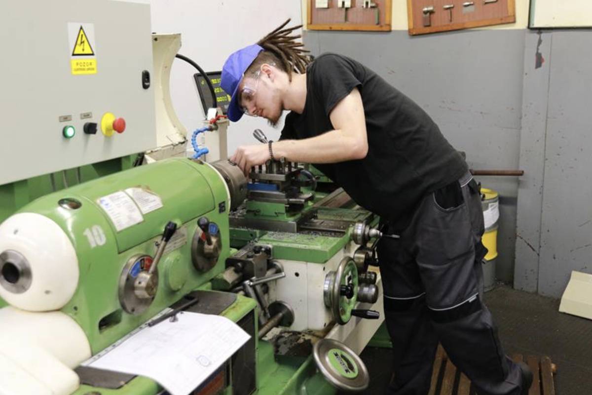 Střední průmyslová škola Jihlava hostila 11. února krajské kolo soutěže zručnosti Řemeslo Vysočiny 2026 – KOVO JUNIOR pro žáky oboru obráběč kovů – soustružení. Nejlépe si vedl Petr Lopour (SPŠ Žďár nad Sázavou), druhé místo získal Radek Drnovec (Gymnázium, SOŠ a VOŠ Ledeč nad Sázavou) a třetí skončil Daniel Prchal (SPŠ Jihlava). První dva postupují do celostátního finále. Soutěžící vyráběli součást podle výkresové dokumentace a komise hodnotila přesnost, kvalitu opracování, dodržení technologie i bezpečnost práce. Součástí byla také teoretická část. Partnerem soutěže byla společnost BOSCH. 🏆 Družstva:   SPŠ Žďár nad Sázavou   Gymnázium, SOŠ a VOŠ Ledeč nad Sázavou   SPŠ Jihlava   Celostátní finále proběhne 8.–10. dubna ve Žďáře nad Sázavou.