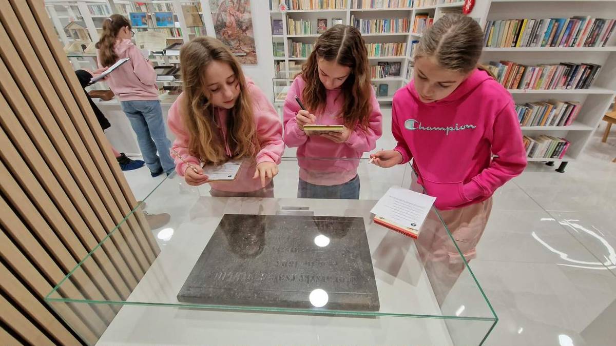 5. 12. 2025 k nám zavítali žiaci 5. A zo ZŠ a MŠ – Vyšný koniec. Po prednáške o hrobke a dejinách rodiny Moravských vypĺňali pracovný list, v rámci ktorého hľadali predmety v expozícii ako i najstaršiu knihu v našej knižnici.