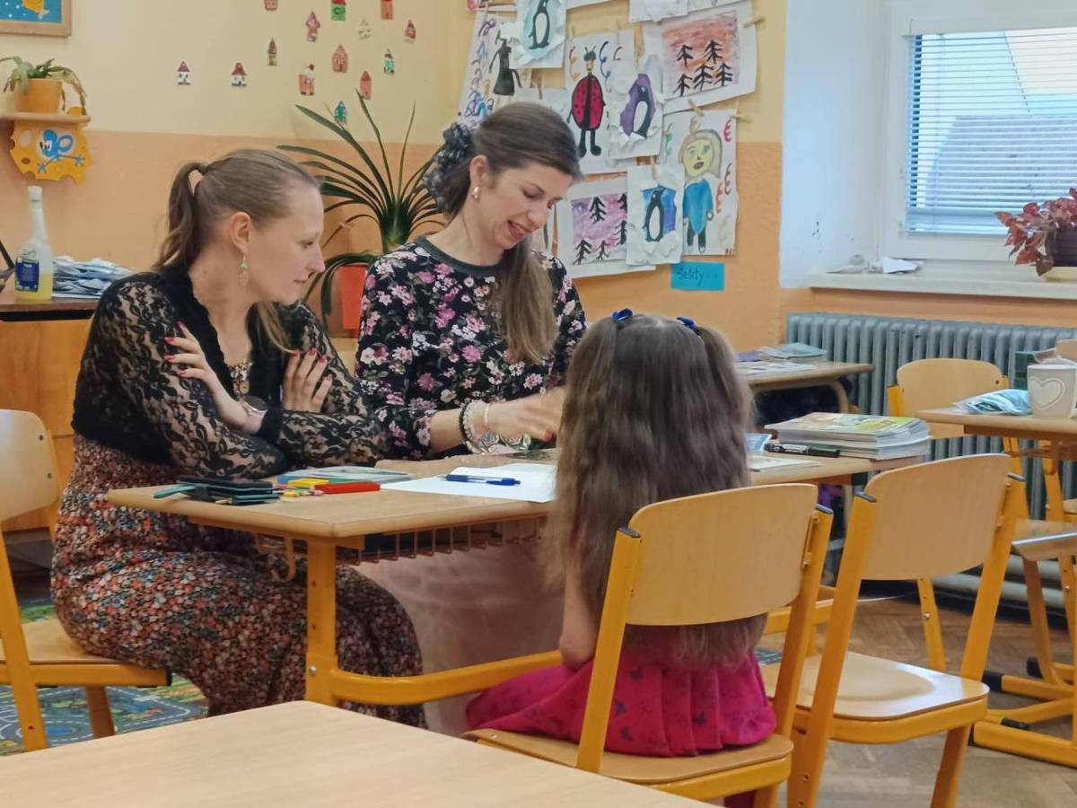 Na naší škole se v pátek 6. února 2026 konal zápis žáků do 1. třídy. Předškoláci se ukázali jako velmi šikovní a s nadšením plnili připravené úkoly. O pomoc se postarali žáci 8. ročníku, kteří budou v příštím roce patrony prvňáčků.