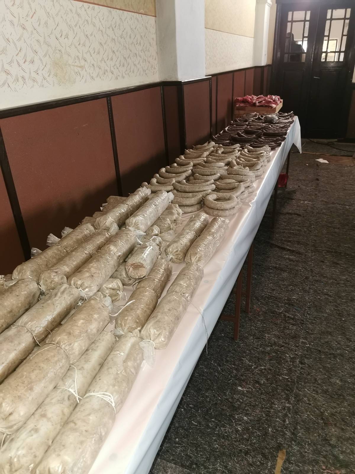 Čau řezníci dneska 13.2. kdo může od 15:30 hod se budou svážet kotliny a nádobí na sokolovnu sraz u čekárny. Dále připravíme sál na výrobky atd. !!!Důležitá připomínka je pro každého je potřeba mít sklenici cca 5L (nádobu) na sádlo a hlavně KYBLÍKY (žádné konvičky!!) cca 5L na polevky (černá, bílá) to stačí na sobotu. Děkuji za účast.