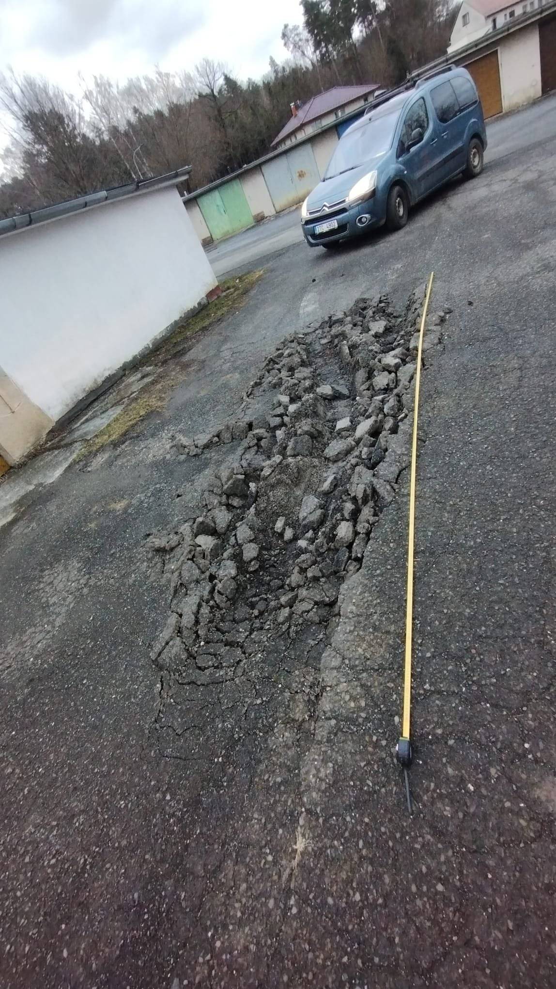 Vážení občané, na Bařínách u garáží se vyskytla nemilá okolnost. Rozjetá cesta, kterou vidíte na fotografii. Prosíme Vás o spolupráci – pokavaď by byl někdo schopen a ochoten poskytnout důkazní materiál (kamera z automobilu, fotografie, informace), jak k tomu došlo, prosíme, o kontaktování na: michal.dostal@stramberk.cz, +420 605 315 419, případně mistostarosta@stramberk.cz, +420 703 478 208. Děkujeme!