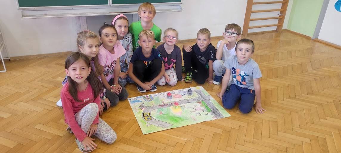 V rámci výuky prvouky, hudební výchovy a výtvarné výchovy jsme s dětmi pracovali na projektu- Moje cesta do školy, který dětem přiblížil svoji rodnou vesnici.