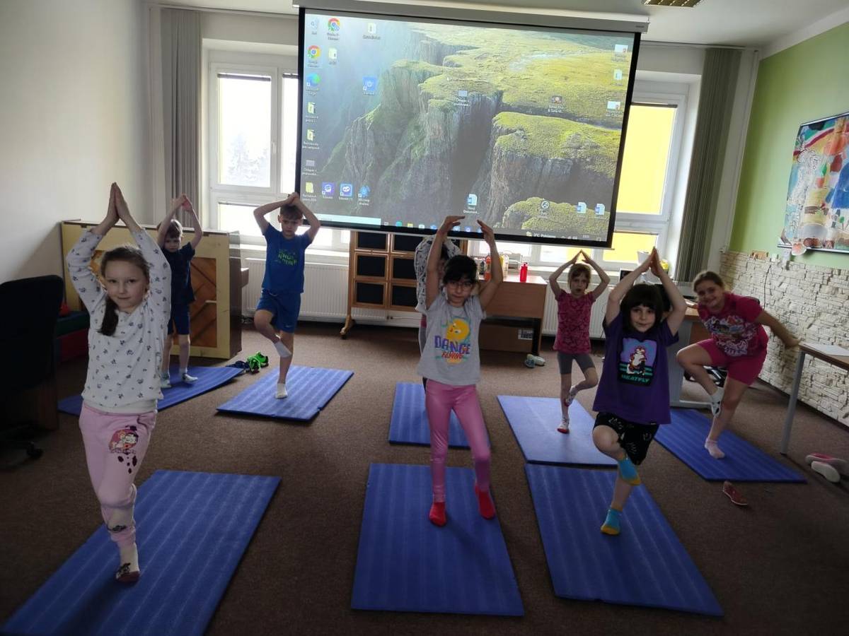 Během kroužku se děti seznamují se základními jógovými pozicemi, dechovými cvičeními, relaxací i hravými pohybovými aktivitami podporujícími soustředění a spolupráci.