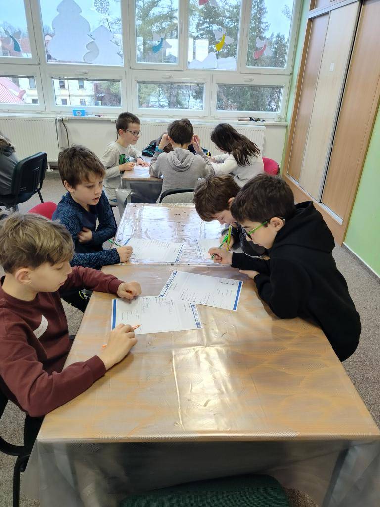 V úterý 27. 1. se 4. třída zúčastnila první části preventivního programu Bezpečně online.