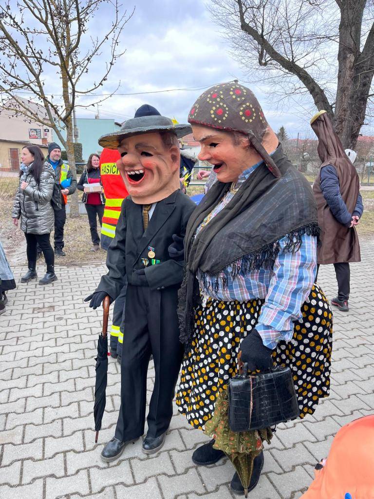 Přidáte se k maskám i vy? Nebo alespoň pozdravíte jejich průvod? Vychází se v sobotu 14. 2. ve 14 hodin od hasičské zbrojnice na náměstí ve Zbůchu, trasa je vyznačena na přiložené mapce.   Do pochodu zahraje kapela Veselá šestka.   Tak příjemnou zábavu všem!