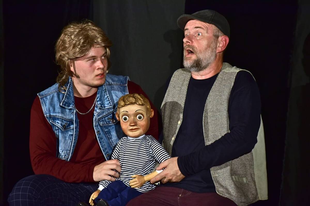 Divadlo Horní Počernice neděle 15. února od 15hod. Teátr Pavla Šmída Příběh o vztahu mezi otcem a synem, o radostech i strastech dětství a rodičovství, o pochopení i nepochopení, o hledání cesty k sobě. Táta Pavel a syn Filip Šmídovi zahrají příběh o vztahu mezi otcem a synem, o radostech i strastech dětství a rodičovství, o pochopení i nepochopení, o hledání cesty k sobě. Je to věčný koloběh života. Tátovi se narodí syn a táta je bůh… táta umí všechno… táto, já sám… táta je trapnej…. jak by to asi udělal táta… táto, pomůžeš mi… kdyby tady byl táta… Humorné i vážné představení s živou hudbou, s prvky klauniády a akrobacie pobaví děti i dospělé. Ale také nás přiměje k zamyšlení nad tím, jak důležité je umět si hrát a dávat dětem křídla. Nemohou z nás být dospělí muži, nemůžeme se stát otci, dokud jsme nebyli něčími malými synáčky. (Richard Rohr) Inscenace vhodná pro dospělé a děti od 6 let.   Autor pořadu: Pavel Šmíd, Filip Šmíd Režie: Stanislava Kočvarová Produkce: Teátr Pavla Šmída Hrají: Pavel Šmíd a Filip Šmíd