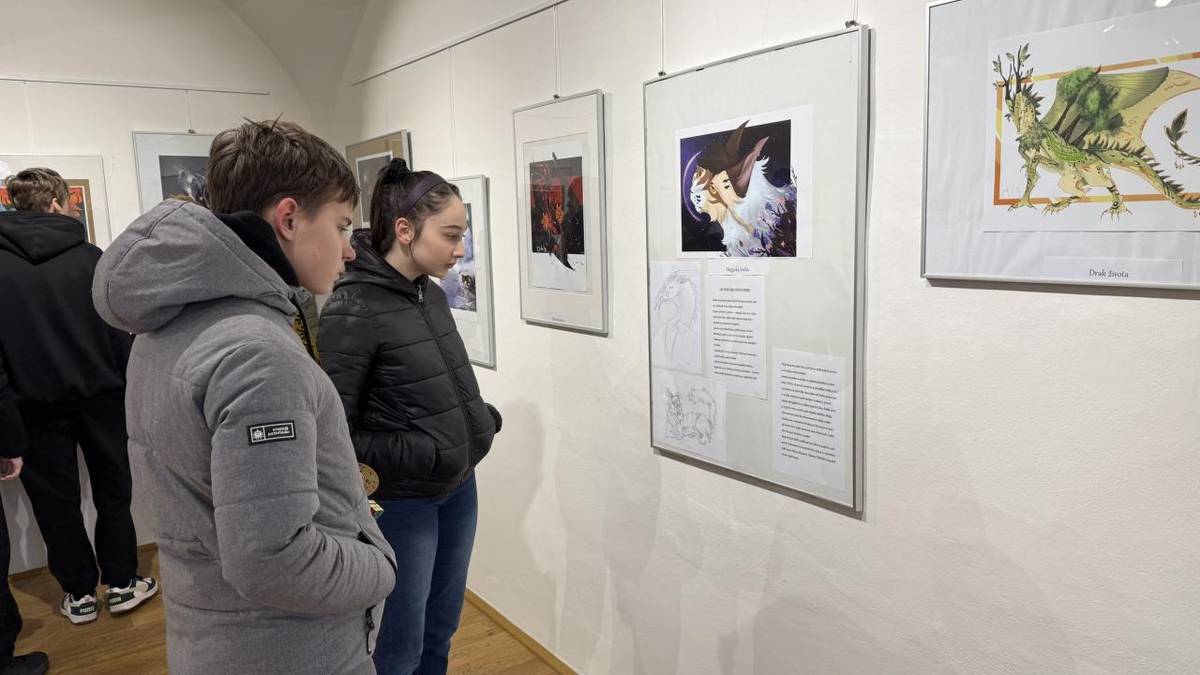 Žáci 8.A si v uplynulých dnech zpestřili výuku návštěvou Galerie Informačního centra na náměstí Míru v Hulíně. Cílem jejich cesty byla výstava mladé autorky Justýny Hamrlové, která tvoří pod uměleckým jménem Chibi a je naší bývalou žákyní.