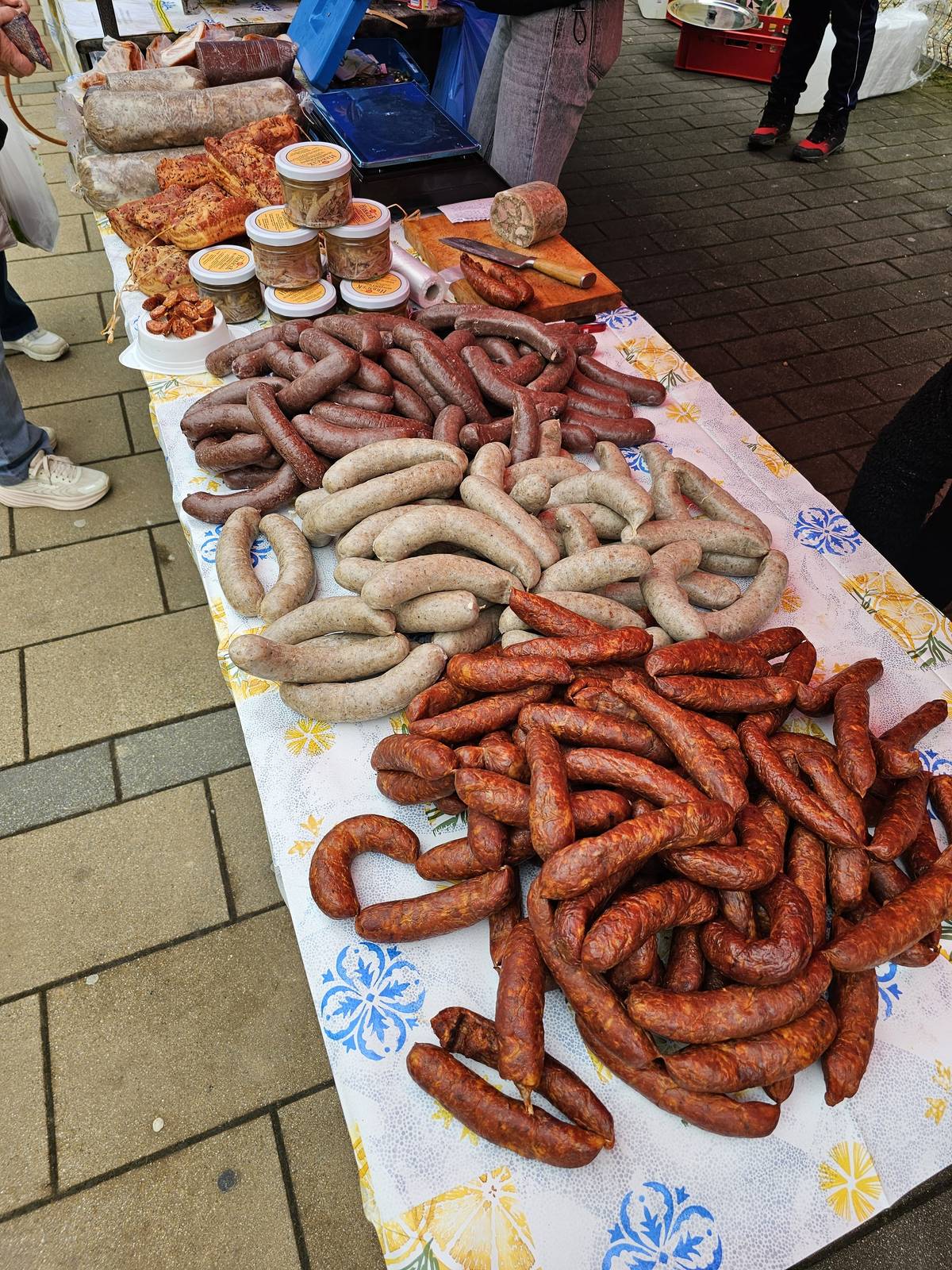 Stánky sú takmer pripravené a všelijaké dobroty a výrobky už čakajú na vás. 😍 A program? Ten je pripravený ako pre deti, tak aj pre dospelých: 🎠 Pre deti vozenie na voze s konským záprahom či karneval so Zahrajkom a Myškou Eliškou 🎭 Fašiangový sprievod masiek 🎶 Hudobné koncerty ⚰️ Tradičné pochovávanie basy s FS Váh   🤩 Príďte sa zabaviť na pešiu zónu od 12:00 hod. Tešíme sa na vás. 🎉