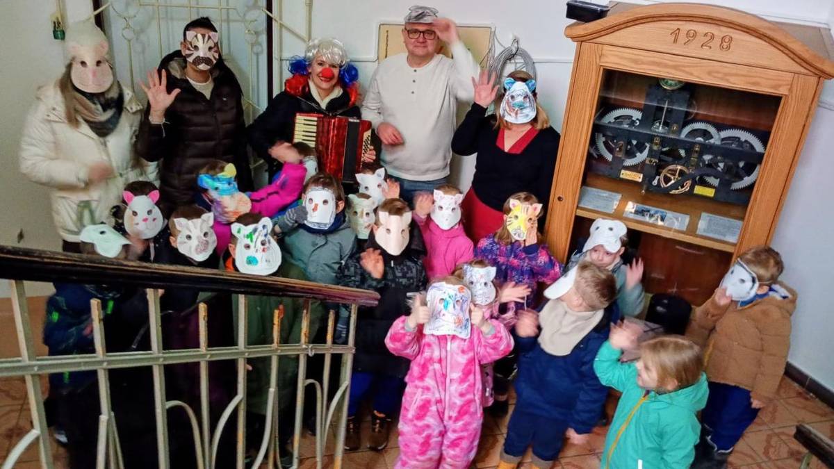 Děti ze třídy Žabek z MŠ Pohádka Zbůch v maskách přišly dnes dopoledne se svými paními učitelkami na obecní úřad osobně požádat o povolení sobotního Masopustu.