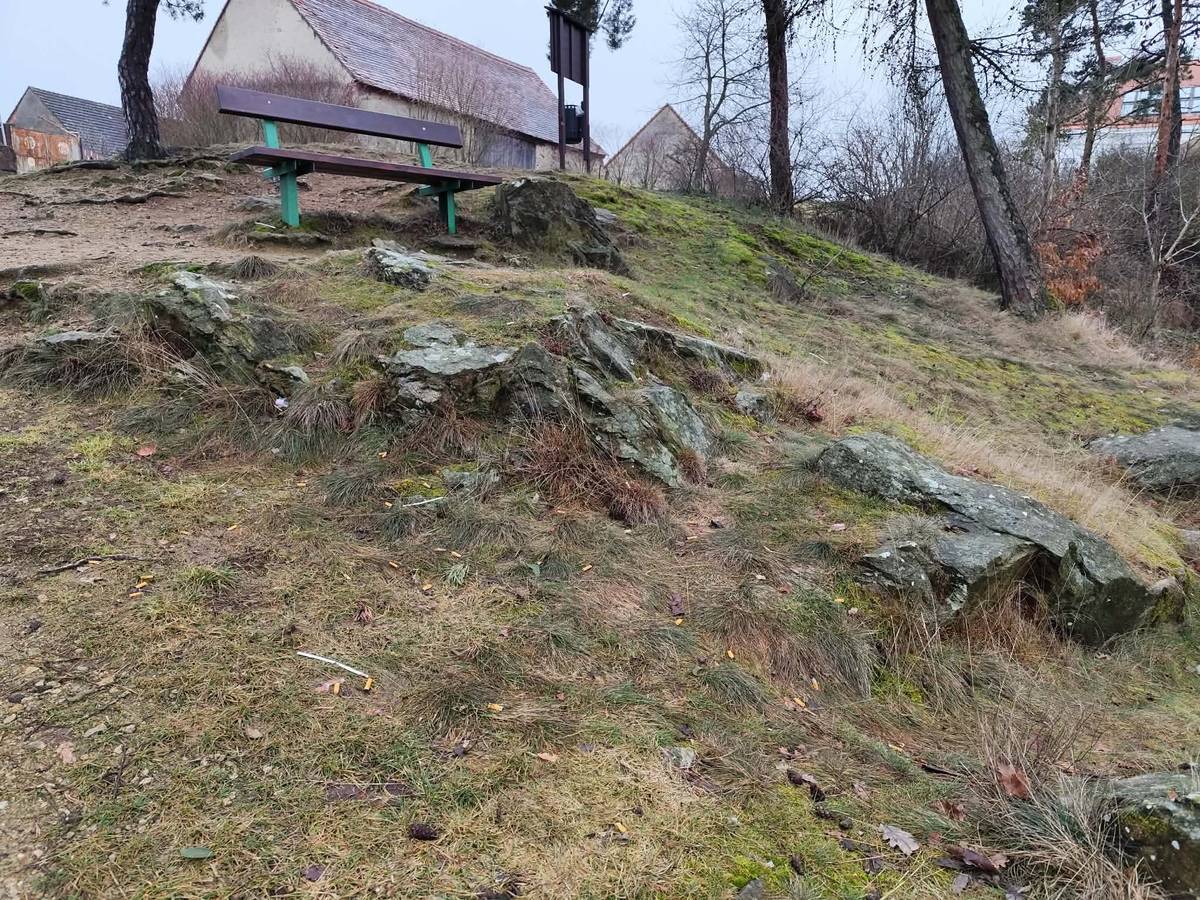 V Jevišovicích máme mnoho krásných míst. Mezi takové patří i vyhlídka za Komeniem. Bohužel, jsou mezi námi i takoví, kteří rozhazují odpadky okolo sebe.  Rád bych požádal vášnivé kuřáky z vyhlídky, aby si ji šli uklidit. Koš tam mají nedaleko!!   PM