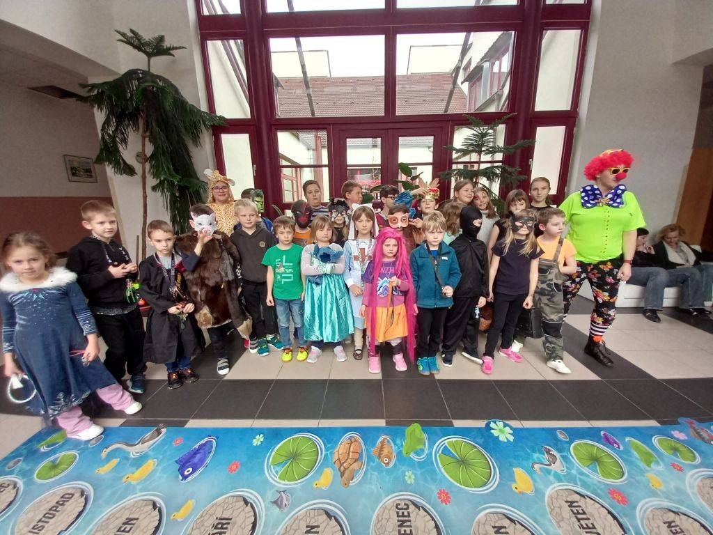 V tělocvičně ZŠ a MŠ Petrovice se uskutečnil veselý karneval...