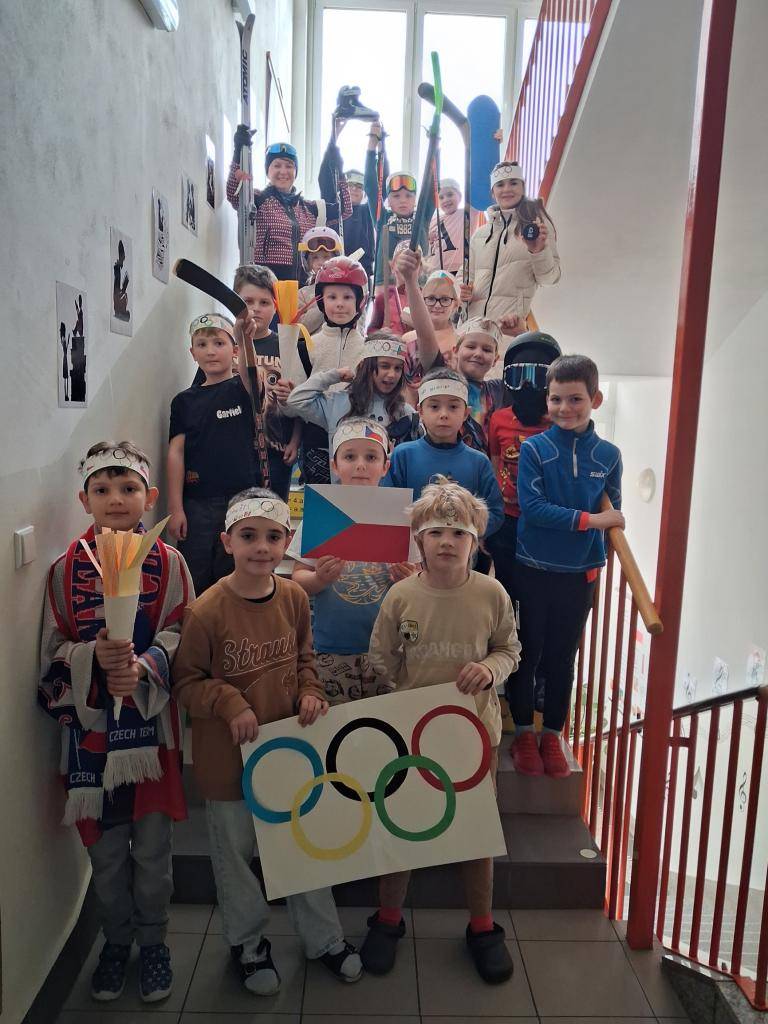 Žáci třetí třídy se svojí třídní učitelkou Mgr. Romanou Štočkovou a asistentkou Monikou Novotnou dnes navštívili  žáky ostatních tříd a podělili se s nimi o svoje znalosti z olympiády. Všichni se také náležitě vybavili sportovním oblečením i vybavením.