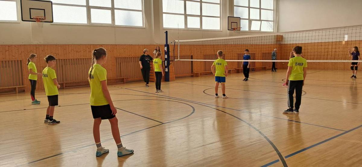 Vybraní žáci 5. ročníku vyrazili na turnaj v přehazované, který pořádala ZŠ Slovan Kroměříž. Devět našich hráčů se spolu s paní učitelkou a paní asistentkou vydalo do Kroměříže ukázat, co v nich je.