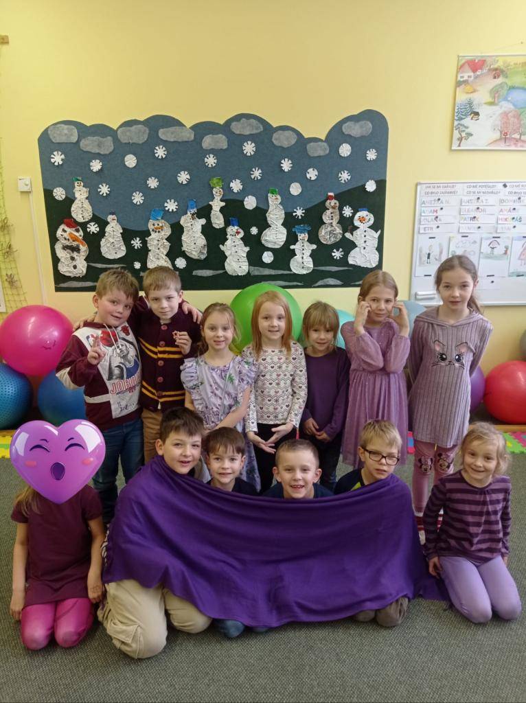 Ve středu se naše škola zahalila do fialové barvy