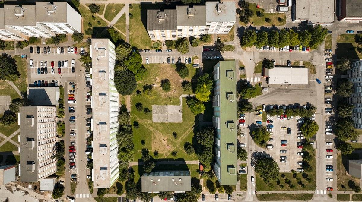 Počas stavebných prác v rámci komplexnej obnovy sídliska Linčianska budú začiatkom tohto týždňa vybudované dočasné prístupy k zadným častiam bytovky na Ulici Generála Goliana č. 50 – 54. Vzhľadom na to, že z prednej časti vedú do bytového domu schody, niektorí obyvatelia využívajú zadné, bezbariérové vstupy. Tie sú momentálne neprístupné z dôvodu komplexnej výmeny povrchov a prác v blízkosti inžinierskych sietí, avšak snahou mesta je umožniť k nim prístup čo najskôr aspoň provizórnou formou. Zhotoviteľ má úlohu zabezpečiť túto požiadavku najneskôr v utorok 17. februára. Rovnakým spôsobom budú následne riešené aj ďalšie bytovky, pri ktorých to bude technicky možné. Ďakujeme obyvateľom za pochopenie a trpezlivosť počas realizácie projektu.