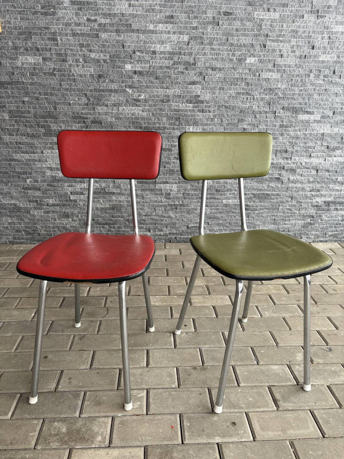 Obec Rohozná nabízí zdarma kovové židle. V případě zájmu volejte na Obecní úřad na tel. číslo 461 595 176.