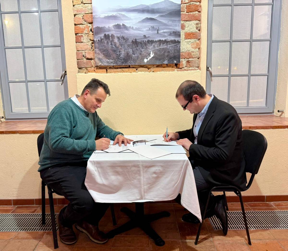 Za účasti zastupitelů města bylo včera podepsáno starostou města Janem Kolářem a děkanem FSE UJEP Miroslavem Kopáčkem Memorandum o partnerství a spolupráci Města Krásná Lípa a Fakulty sociálně ekonomické Univerzity Jana Evangelisty Purkyně v Ústí nad Labem. Cílem je společný zájem na rozvoji vysokoškolského vzdělávání a regionální spolupráce, a to prostřednictvím záměru zřídit v Krásné Lípě nový bakalářský studijní program Inovativní podnikání realizovaný podle metodiky Tiimiakatemia, jehož nositelem bude UJEP. To je skvělá zpráva pro region! Spolupráce mezi městem Krásná Lípa a FSE UJEP přináší moderní přístup ke vzdělávání přímo do Šluknovského výběžku. Zde je pár klíčových bodů k tomuto partnerství: Unikátní metodika: Program Inovativní podnikání vychází z finského modelu Tiimiakatemia, který staví na učení praxí, týmové práci a reálném podnikání namísto klasických přednášek. Lokální dopad: Zřízení bakalářského studia v Krásné Lípě může pomoci udržet, případně přilákat mladé talenty do regionu a podpořit místní ekonomiku. Držte nám palce!